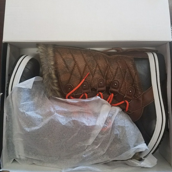 NWT Winter Boots with fur and 2 laces - Picture 2 of 7